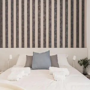 The Rent - Spacious Three-bedroom Near The Colosseum Apartment